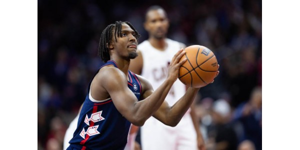 El joven armador de los Philadelphia 76ers, Tyrese Maxey, lo está haciendo bien